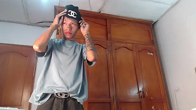 Snapshot of Tessachains_2_ chatting on 02-10-26, 01:32 Tessachains 2 online show from 02-10-26, 01:32