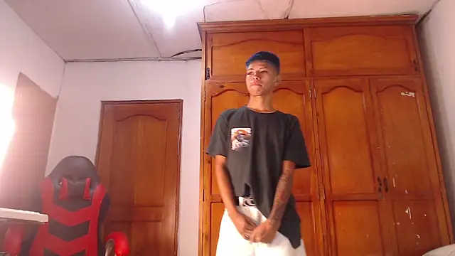 Snapshot of Tessachains_2_ chatting on 02-15-26, 01:32 Tessachains 2 online show from 02-15-26, 01:32