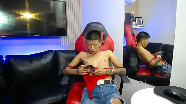 Snapshot of Tessachains_2_ chatting on 12-20-25, 04:59 Tessachains 2 online show from 12-20-25, 04:59