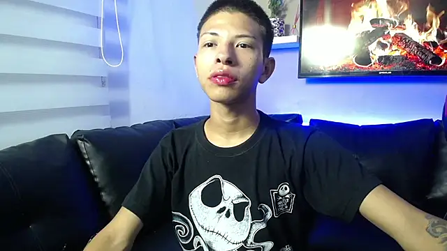 Snapshot of Tessachains_2_ chatting on 12-22-25, 02:44 Tessachains 2 online show from 12-22-25, 02:44