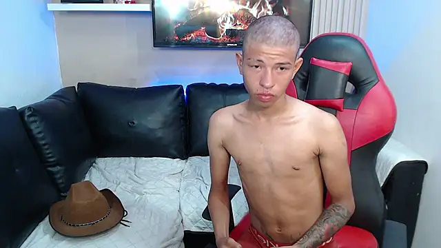 Snapshot of Tessachains_2_ chatting on 11-17-25, 02:32 Tessachains 2 online show from 11-17-25, 02:32