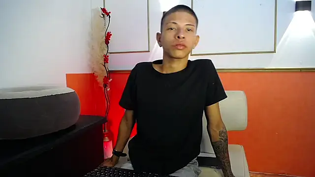 Snapshot of Tessachains_2_ chatting on 12-04-25, 02:10 Tessachains 2 online show from 12-04-25, 02:10