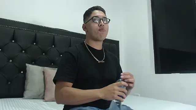 Snapshot of DanteVoss chatting on 11-07-25, 03:33 DanteVoss online show from 11-07-25, 03:33