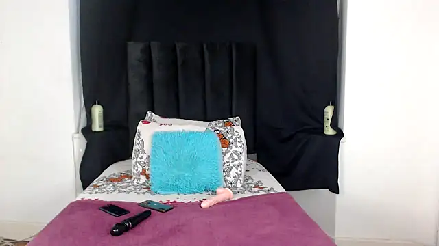 Miss-Berries online show from 12-20-25, 04:43