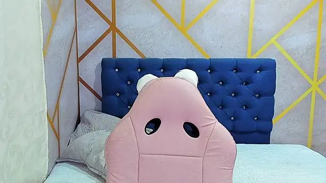 Snapshot of _vaiolet_owo chatting on 02-12-26, 05:40 vaiolet owo online show from 02-12-26, 05:40