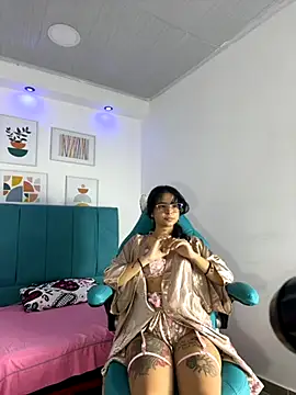 Snapshot of _vaiolet_owo chatting on 11-15-25, 05:44 vaiolet owo online show from 11-15-25, 05:44