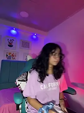Snapshot of _vaiolet_owo chatting on 11-16-25, 07:02 vaiolet owo online show from 11-16-25, 07:02