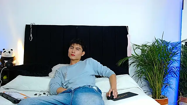 thomasbennett  online show from 11-06-25, 11:09