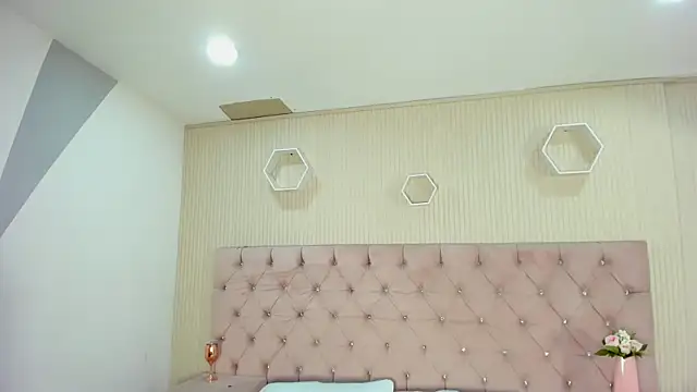 Snapshot of ZarinaWynne chatting on 05-18-26, 02:22 ZarinaWynne online show from 05-18-26, 02:22
