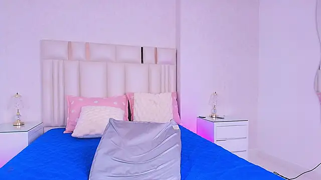 alanarose18 online show from 04-15-26, 07:18