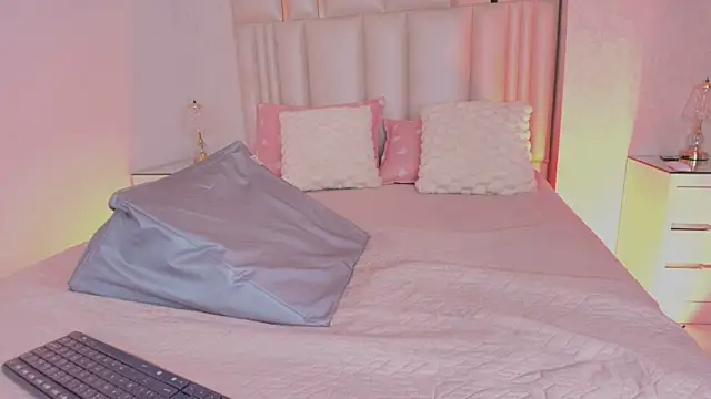 alanarose18 online show from 02-26-26, 07:25