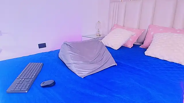 alanarose18 online show from 04-13-26, 07:18