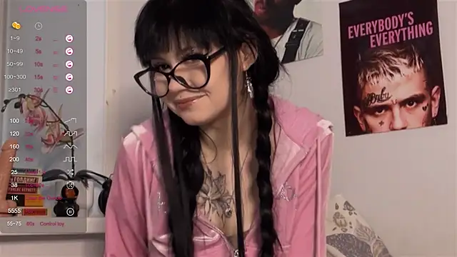 Snapshot of CharlyOrwell chatting on 11-17-25, 06:17 CharlyOrwell online show from 11-17-25, 06:17