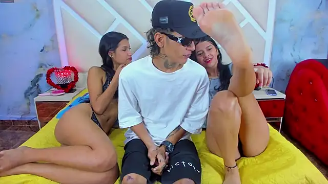 Threelicious  online show from 02-05-26, 12:17