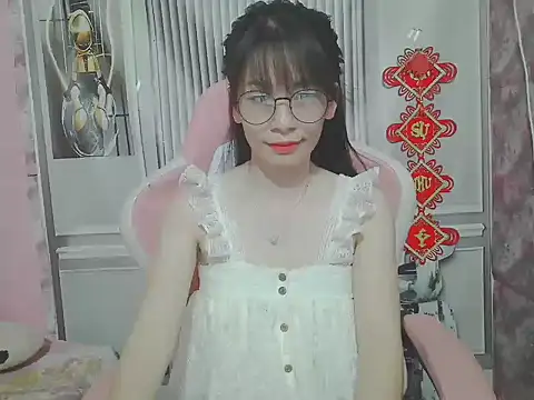 Snapshot of Ella039 chatting on 05-22-26, 03:32 Ella039 online show from 05-22-26, 03:32