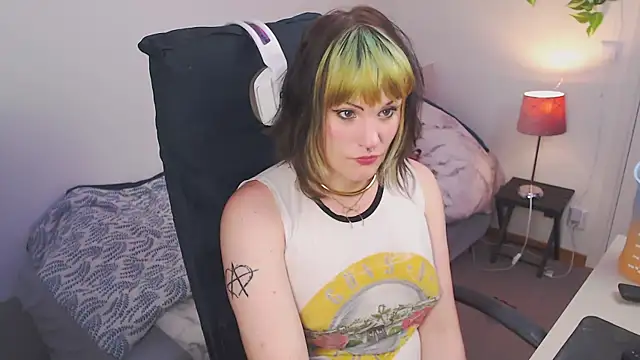 Snapshot of slutty_violet chatting on 05-24-26, 05:02 slutty violet online show from 05-24-26, 05:02