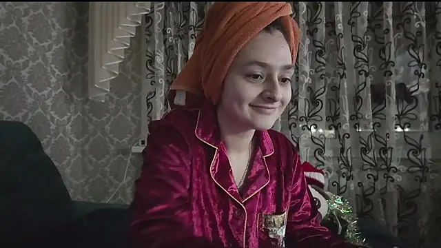 SweetLiaison online show from 12-18-25, 04:55