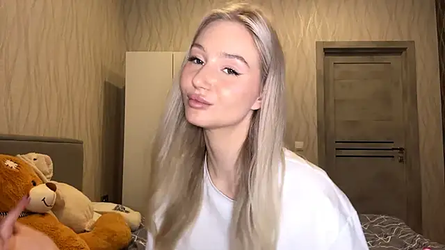 MoonlitCrystalia online show from 11-08-25, 04:43