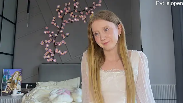 Snapshot of MiraJuicyJune chatting on 05-29-26, 04:29 MiraJuicyJune online show from 05-29-26, 04:29