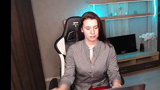 Diana-mey online show from 11-18-25, 08:23