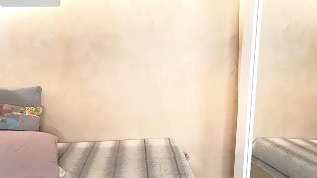 Snapshot of BellaRooux chatting on 01-14-26, 12:20 BellaRooux online show from 01-14-26, 12:20