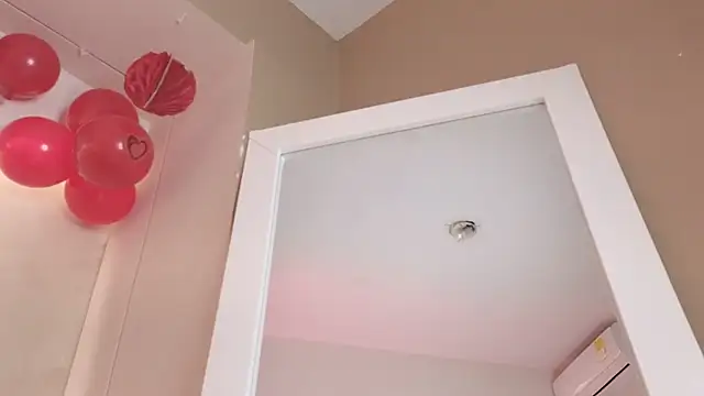 Snapshot of BellaRooux chatting on 02-18-26, 12:23 BellaRooux online show from 02-18-26, 12:23