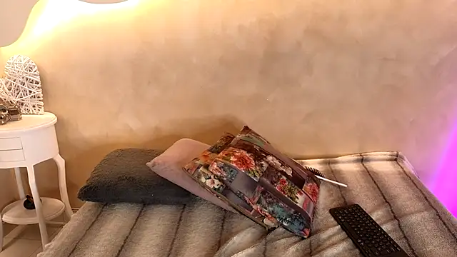 Snapshot of BellaRooux chatting on 01-08-26, 12:33 BellaRooux online show from 01-08-26, 12:33