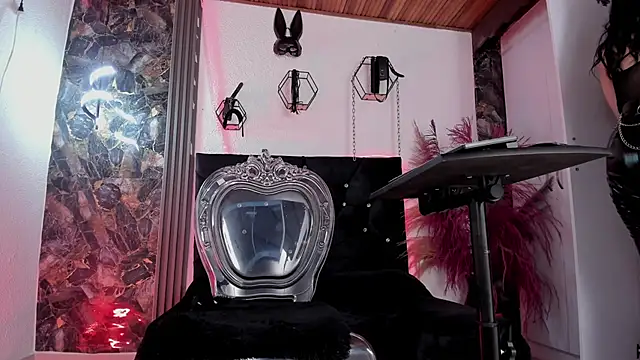 Halley Ravenn online show from 12-21-25, 01:46