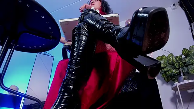 Halley Ravenn online show from 06-14-26, 02:24