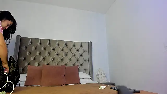 NikkiBotero online show from 11-12-25, 10:08