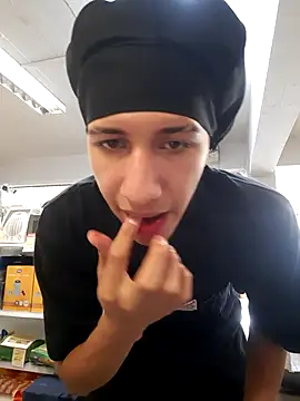 Snapshot of AlphaMax_23 chatting on 11-25-25, 07:14 AlphaMax 23 online show from 11-25-25, 07:14