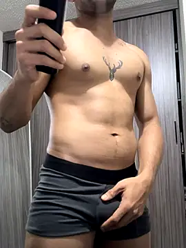 Snapshot of Naim__ chatting on 11-19-25, 03:39 Naim online show from 11-19-25, 03:39