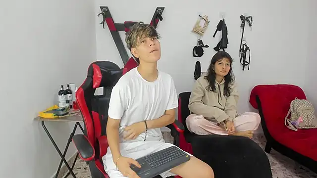 Lily and Lina online show from 12-05-25, 12:15