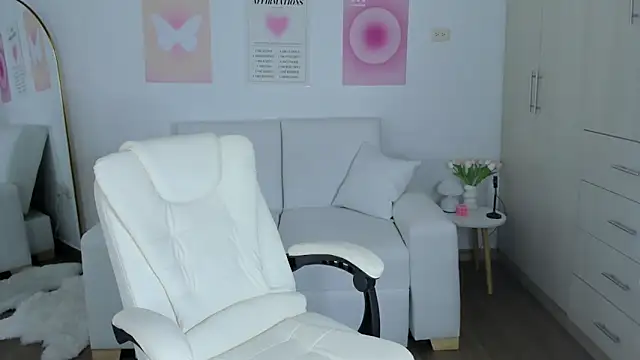 Miaafoxy online show from 11-18-25, 05:55