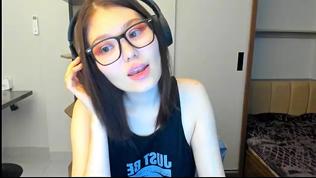 Snapshot of HopeLovely chatting on 02-23-26, 05:09 HopeLovely online show from 02-23-26, 05:09