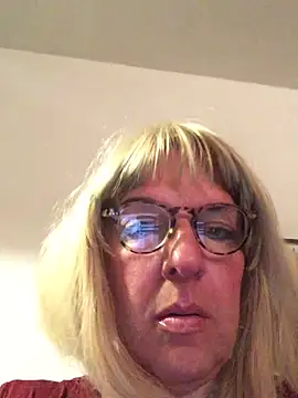 Snapshot of simone_xdressing chatting on 05-14-26, 12:07 simone xdressing online show from 05-14-26, 12:07