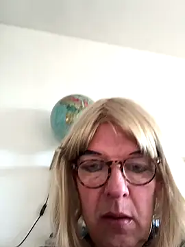 simone xdressing online show from 11-30-25, 10:05