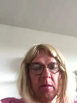 Snapshot of simone_xdressing chatting on 06-07-26, 02:44 simone xdressing online show from 06-07-26, 02:44