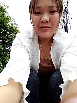 Snapshot of m-mbae chatting on 04-21-26, 01:42 m-mbae online show from 04-21-26, 01:42