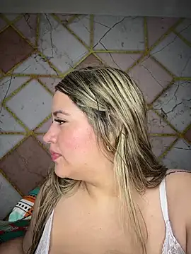 Snapshot of Amira_Malia chatting on 01-16-26, 02:10 Amira Malia online show from 01-16-26, 02:10