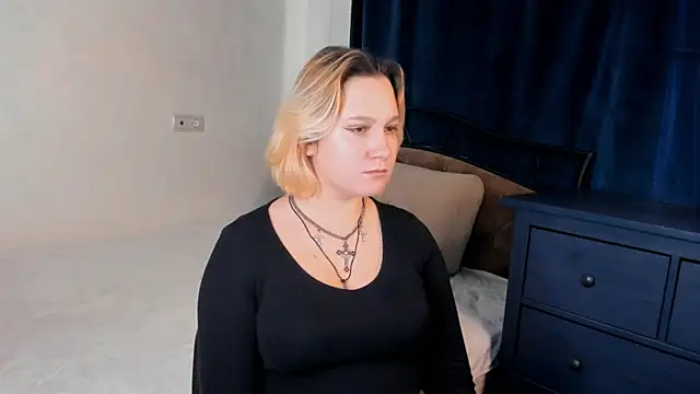 Snapshot of SecretVenom chatting on 11-18-25, 08:06 SecretVenom online show from 11-18-25, 08:06