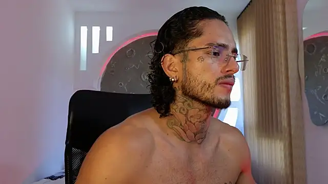 Snapshot of Alanrodgers chatting on 11-13-25, 01:15 Alanrodgers online show from 11-13-25, 01:15