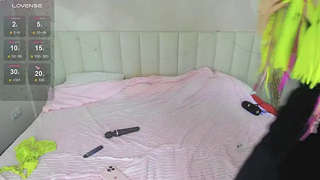 Lina Moony online show from 12-18-25, 02:05