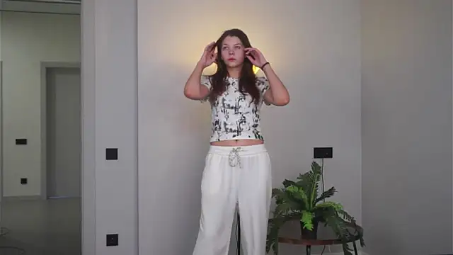 Snapshot of ReynaPlourde chatting on 11-17-25, 06:39 ReynaPlourde online show from 11-17-25, 06:39