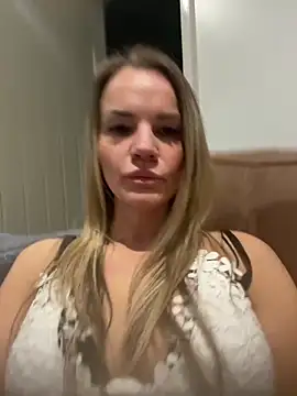 Cutebrowneyes  online show from 12-19-25, 11:18