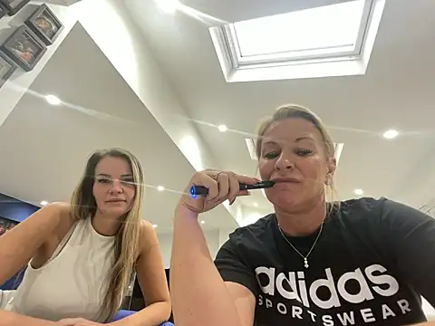 Cutebrowneyes  online show from 11-12-25, 12:53