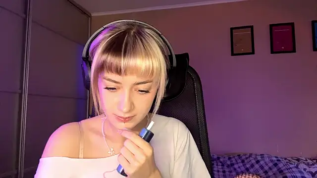 EmilySkyline online show from 11-21-25, 05:06