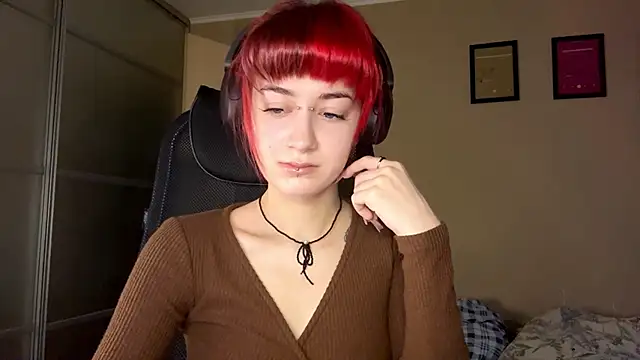 EmilySkyline online show from 12-18-25, 05:12