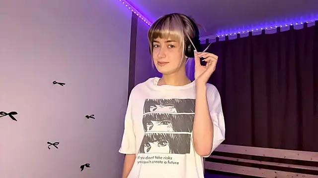 EmilySkyline online show from 11-24-25, 01:11