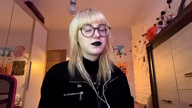 Snapshot of EffacedScan chatting on 11-17-25, 02:10 EffacedScan online show from 11-17-25, 02:10